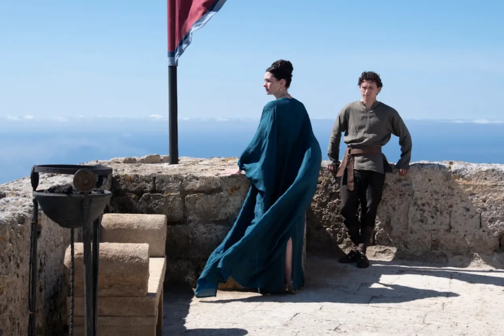 Odyseja - kadr z filmu. Na fotografii Anne Hathaway oraz Tom Holland